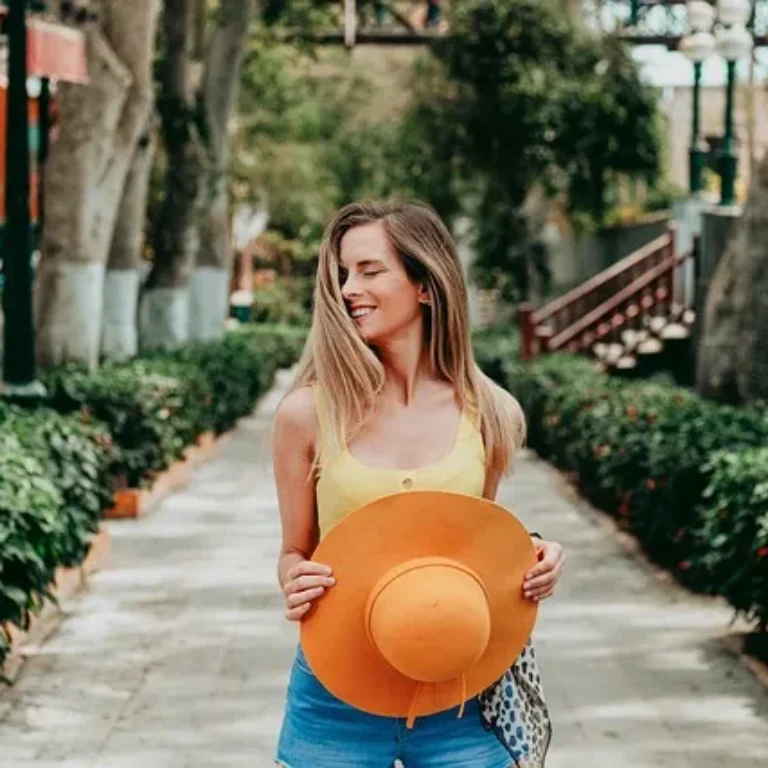 woman-holding-hat-640